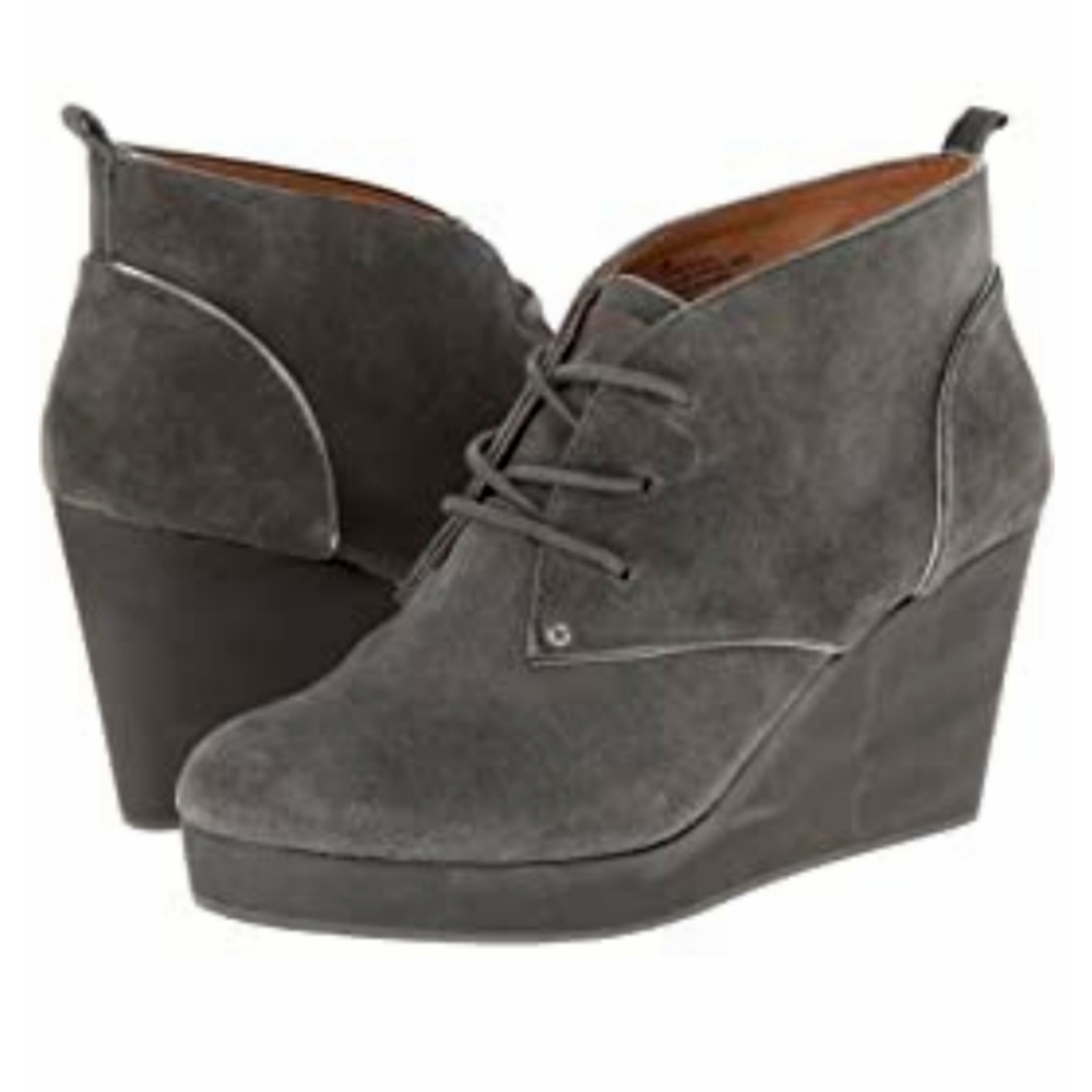 NWOT Tommy Bahama Kaya Dark Grey suede wedge heel Size:9 Width:B
